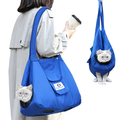 Sac bandoulière mains libres pour chat bleu porté à l'épaule